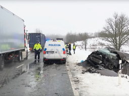 Sadragātais mikroautobuss uz Ventspils—Rīga šosejas 10. janvārī.
Ekrānuzņēmums no LSM video